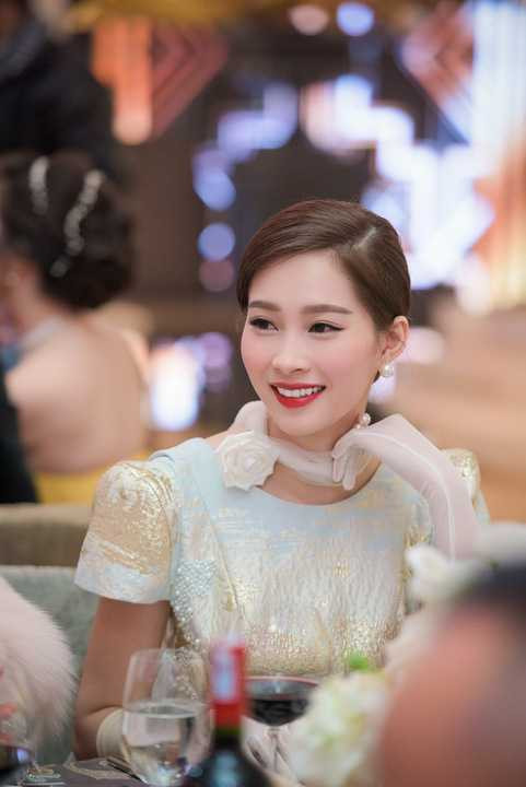 Cô và diễn viên Lý Nhã Kỳ đã cùng nhau làm đại diện cắt băng khánh thành của trung tâm này.