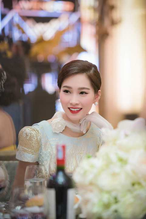 Cô và diễn viên Lý Nhã Kỳ đã cùng nhau làm đại diện cắt băng khánh thành của trung tâm này.