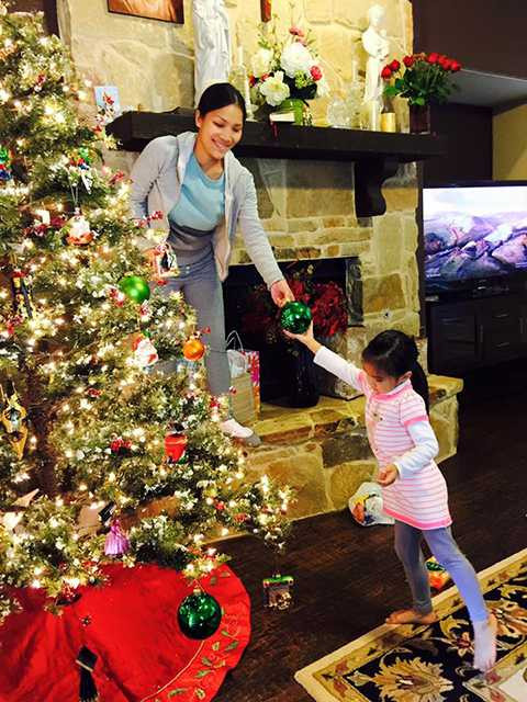 Công chúa và hoàng tử của giọng ca Mắt nai phụ giúp mẹ trong việc trang trí nhà. 