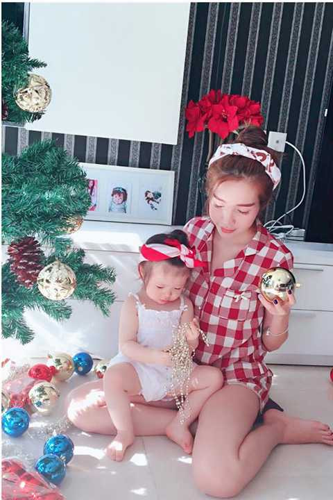 Dù chỉ mới 3 tuổi nhưng bé Cadie nhà Elly Trần tỏ ra rất thích thú trước những vật dụng trang trí Noel. 