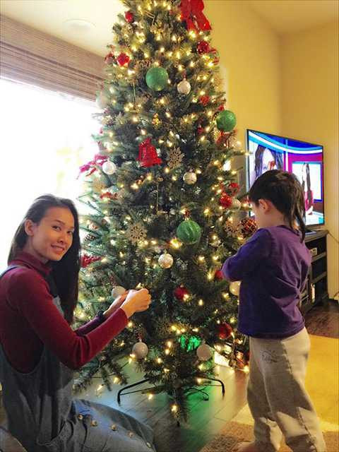 Hòa chung không khí nhộn nhịp của Noel đang về, gia đình nam ca sĩ Bằng Kiều cũng gấp rút làm đẹp ngôi nhà để cùng nhau đón mùa Giáng Sinh an lành. Bạn gái Bằng Kiều - người đẹp Dương Mỹ Linh cùng cậu con trai út của nam ca sĩ tất bật trang hoàng nhà cửa. Sự thân thiết của Dương Mỹ Linh cùng các con Bằng Kiều đã xóa tan đi tin đồn không hòa hợp trước đó. 