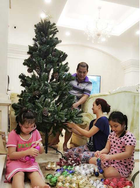 Gia đình vàng của showbiz Việt - Minh Khang và Thúy Hạnh cùng hai cô công chúa nhỏ cũng háo hức làm đẹp cho cây thông của mình. 