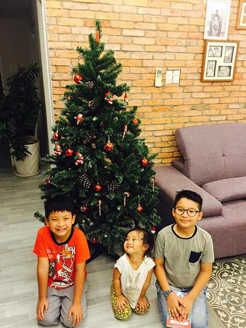 Các nhóc tì nhà nam ca sĩ Hoàng Bách là những người chủ trì cho việc thay áo không khí Giáng Sinh năm nay của gia đình. 