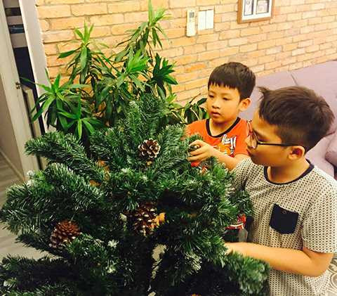 Con trai của Hoàng Bách khá chững chạc và thông thạo trong việc thực hiện các thao tác trang trí. 