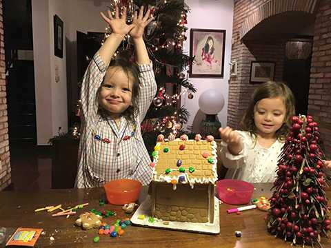 Hai bé rất hào hứng và thích thú khi lần đầu được tự tay trang trí Giáng Sinh.