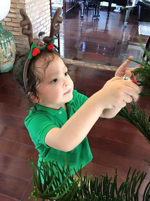 Tôm ra dáng người lớn khi chăm chút kĩ lưỡng từng chi tiết trang trí. 