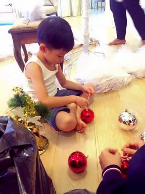 Không hề kém cạnh Tôm, cậu ấm nhà Hồ Ngọc Hà cũng tự tay làm đẹp cho ngôi nhà mình trong mùa Đông này.