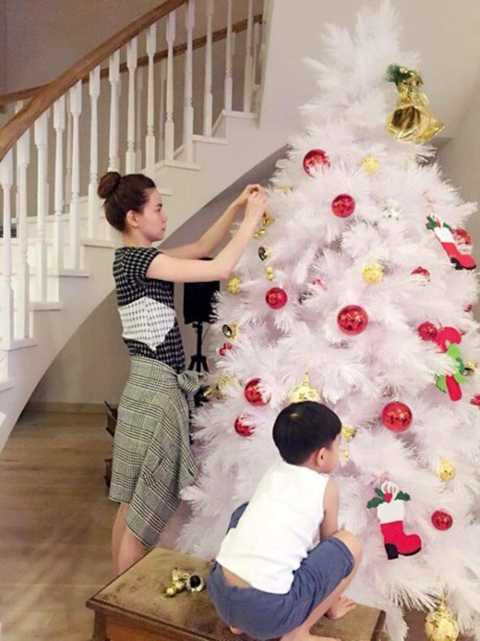 Subeo chăm chú theo dõi mẹ Hồ Ngọc Hà thực hiện các thao tác trang trí. 