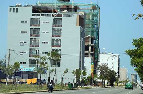 người Trung Quốc, mua đất Đà Nẵng, Sân bay Nước Mặn, núp bóng