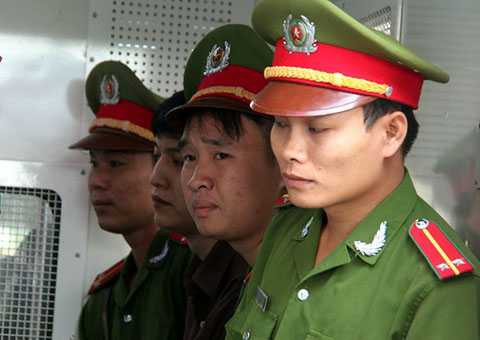 Sáng 17/12, Nguyễn Hải Dương, Vũ Văn Tiến, Trần Đình Thoại bị TAND tỉnh Bình Phước đưa ra xử lưu động ở bãi đất trống 4 hecta ở Trung tâm hành chính huyện Chơn Thành. Ba bị cáo bị truy tố tội Giết người, Cướp tài sản khi đã giết 6 người trong gia đình ông Lê Văn Mỹ hồi tháng 7. Trong lúc ngồi trên xe thùng chờ vào sân tòa, Dương tỏ ra mệt mỏi, tranh thủ chợp mắt.