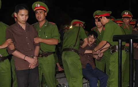 Nhưng khi nghe tuyên án tử hình Dương đã quỵ xuống, trong khi Vũ Văn Tiến bình tĩnh nhận hình phạt tương tự từ hội đồng xét xử. Cũng bị kết 2 tội Giết người và Cướp tài sản, Thoại nhận 16 năm tù.