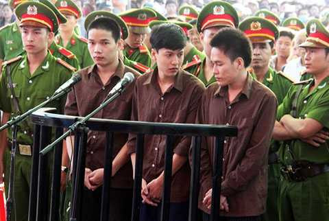 Trước phiên xử, khi đứng trước vành móng ngựa, Dương nói chuyện riêng với Thoại và cũng là cuộc trò chuyện di nhất tại phiên xử.