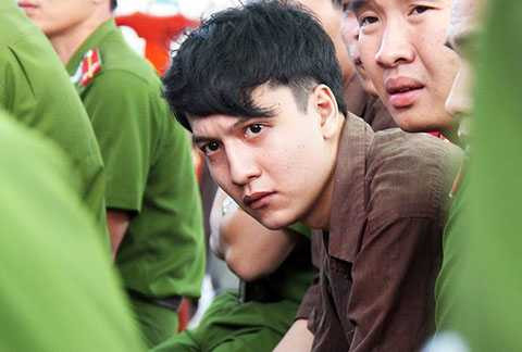 Thỉnh thoảng, Dương lại đưa mắt nhìn xa xăm. 