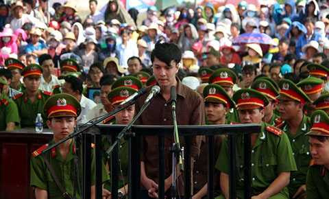 Được mời lên thẩm vấn đầu tiên, Dương ngập ngừng một lúc rồi trả lời khá rành mạch các tình tiết, kế hoạch giết 6 người trong gia đình ông Lê Văn Mỹ.