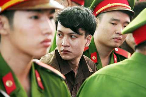 Có lúc, Dương cũng ngoái phía sau, nơi mà người nhà nạn nhân liên tục nức nở và nhiều người tặc lưỡi xì xầm...Trong phiên tòa, người thân của Dương và 2 đồng phạm đều không có mặt.