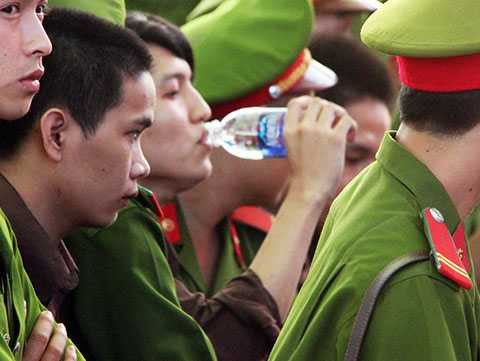 Phiên tòa diễn ra trong thời tiết nắng gắt, trong giờ tòa nghị án, Dương tranh thủ xin nước uống giải khát... 