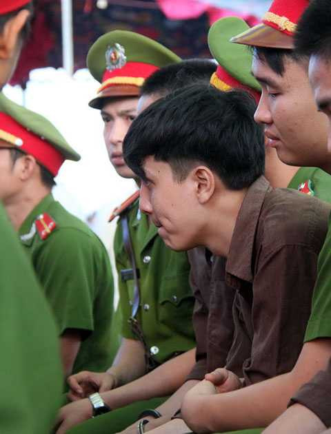 ... rồi ngồi bậm môi trầm tư.