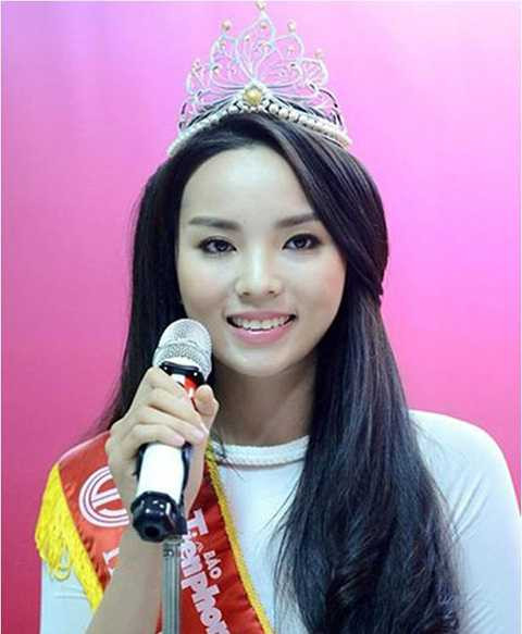 Hoa hậu Việt Nam 2015 Nguyễn Cao Kỳ Duyên là người đẹp bị ném đá nhiều nhất về nhan sắc ngay từ khi cô đăng quang. Nếu không chọn được style trang điểm phù hợp, người đẹp sẽ để lộ ra đôi mắt xếch, hai mắt cách xa nhau.