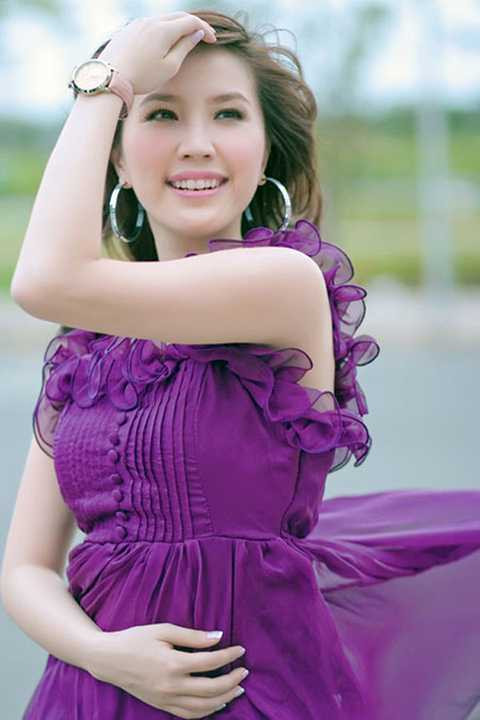 Chiếc cằm nhọn, nhô ra khiến Bảo Thy nhiều lần dính tin đồn phẫu thuật thẩm mĩ, độn cằm. Tuy nhiên giọng ca Công chúa bong bóng khẳng định đây là chiếc cằm hoàn toàn tự nhiên cô sở hữu từ khi còn nhỏ.