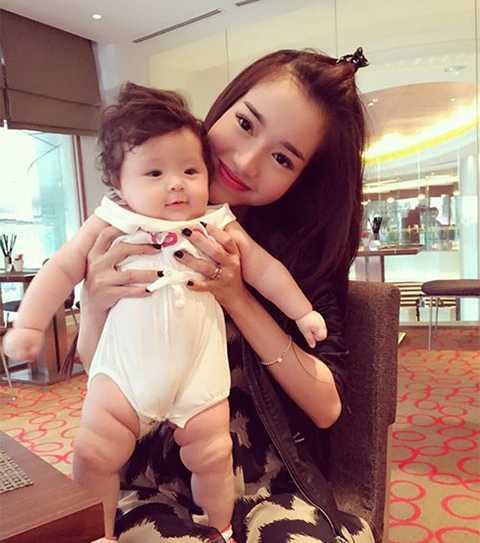 Bà mẹ một con Elly Trần có bộ ngực bỏng mắt song hai bầu má lại quá to. 