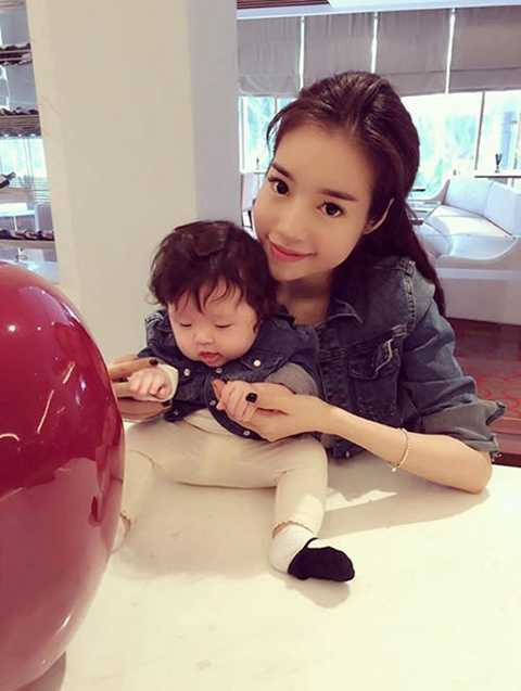 Nếu nhìn trực diện gương mặt của Elly Trần, thì khuyết điểm này đã làm cho gương mặt của Elly Trần mất cân đối và trông hơi kì cục. 