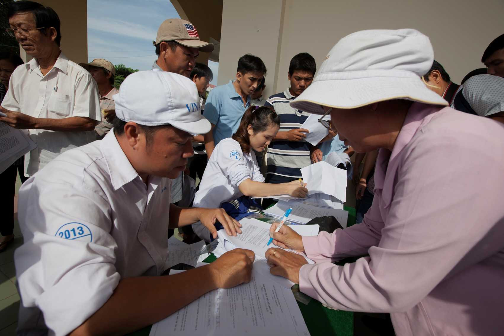 Vinamilk tổ chức ký hợp đồng thu mua sữa tươi nguyên liệu tập trung đồng loạt trên phạm vi cả nước cho năm 2016 nhằm đảm bảo tính công khai minh bạch giá cả và chất lượng sữa tươi nguyên liệu thu mua của các hộ nông dân