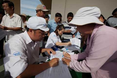 Ông Vương Ngọc Long – Trưởng ban Phát triển Vùng nguyên liệu Vinamilk, đại diện công ty giải đáp những thắc mắc của các hộ chăn nuôi bò sữa tại buổi ký kết hợp đồng Ông Vương Ngọc Long – Trưởng ban Phát triển Vùng nguyên liệu Vinamilk, đại diện công ty giải đáp những thắc mắc của các hộ chăn nuôi bò sữa tại buổi ký kết hợp đồng