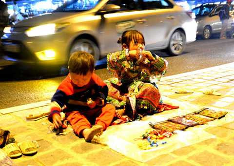 Hai em nhỏ bán hàng trong giá rét. Ảnh: Phạm Tô Chiêm 