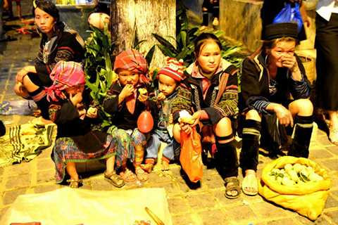 Cả nhà bán hàng trong mùa rét. Ảnh: Phạm Tô Chiêm 