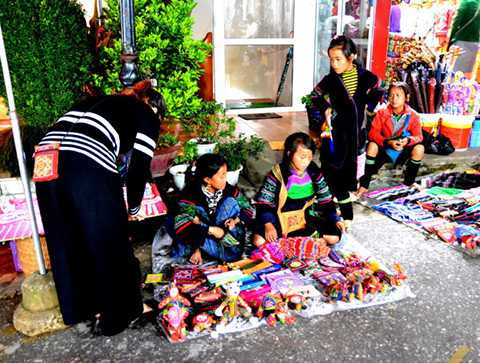 Mở hàng từ sớm. Ảnh: Phạm Tô Chiêm 