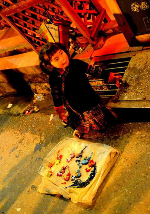 Một mình trông hàng chờ mẹ. Ảnh: Phạm Tô Chiêm 