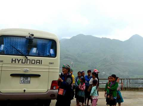 Trẻ em ở bãi đá cổ Hầu Thào chờ khách. Ảnh: Phạm Tô Chiêm 