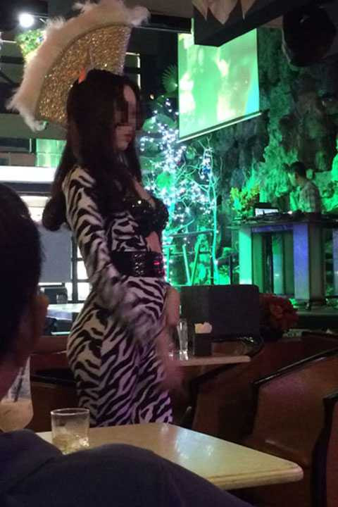 Một nữ vũ công có trang phục kín đáo biểu diễn tại MTV nhưng cũng lộ những phần nhạy cảm