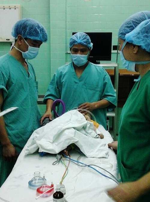 Ê kíp bác sĩ đang phẫu thuật nội soi gắp dị vật bị mắc trong cổ cho bé N. - Ảnh: Nguyên Linh