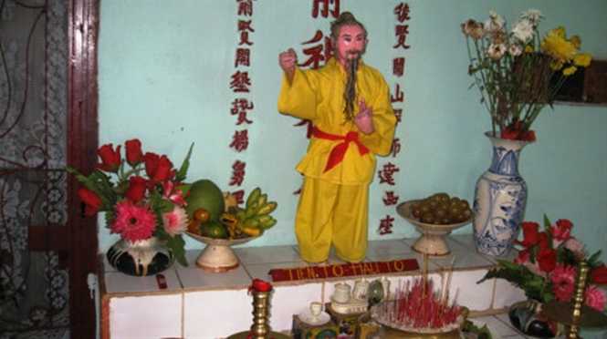 Tượng cậu Bảy trên núi Cậu