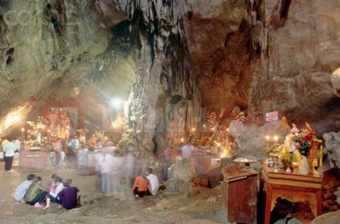 Bên trong miếu thờ cậu Bảy cũ nằm sâu trong hang núi
