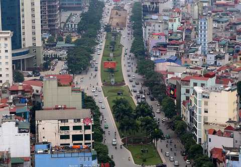 Trong cuộc họp ngày 17/12 về việc tìm giải pháp giảm ùn tắc giao thông cuối năm, Phó giám đốc Sở Giao thông Hà Nội Nguyễn Xuân Tân cho biết sẽ tổ chức xén toàn bộ dải phân cách giữa tuyến đường Trần Duy Hưng (đoạn Hoàng Minh Giám - cầu vượt Nguyễn Chí Thanh) để mở rộng mặt đường, kết hợp tổ chức giao thông đồng bộ với thiết kế hầm chui Trung Hòa và cầu vượt Nguyễn Chí Thanh - đường Láng.