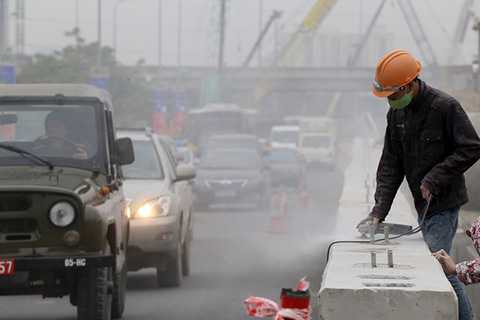 Phía tường bao của hầm chui, một số công nhân đang dùng máy để mài cho bề mặt bê tông bằng phẳng và lắp lan can. Theo lãnh đạo Ban quản lý dự án Thăng Long (chủ đầu tư), hầm chui Trung Hòa sẽ thông xe vào ngày 31/12, vượt tiến độ 6 tháng. 