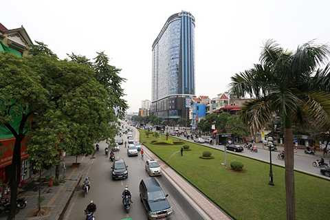 Đoạn cuối nối với cầu vượt thảm cỏ xanh đã bị xén để làm lối dẫn lên cầu. Ông Nguyễn Hoàng Thanh ở Trung Kính (Cầu Giấy) nói: Nhìn thảm cỏ xanh và hàng cau cảnh đẹp như thế này bị phá rất tiếc, nhưng vì sự phát triển của giao thông, tránh ùn tắc thì đây là việc nên làm.