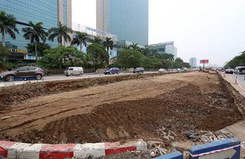 Sáng 18/12, việc xén thảm cỏ dải phân cách giữa đã thực hiện khoảng 200m từ cửa hầm chui nút giao Trung Hòa (Big C) đến cổng vào của tòa nhà Grand Plaza.