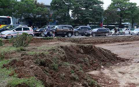 Việc phá dỡ thảm cỏ và cây xanh ở dải phân cách giữa được làm vào ban đêm để tránh ùn tắc giao thông.