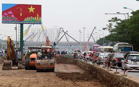 Tại đoạn đã phá dỡ xong, công nhân nhanh chóng đổ cát để thi công làm đường.