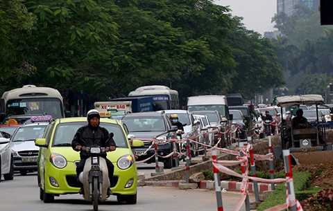 Vào giờ cao điểm tại đoạn đường Trần Duy Hưng giao với Hoàng Minh Giám thường xuyên xảy ra ùn tắc kéo dài vì lòng đường bị thu hẹp. Theo Sở Giao thông Hà Nội, giai đoạn đầu khoảng 200 m dải phân cách nối với hầm chui sẽ hoàn thiện trước Tết. Trong quý I/2016, đoạn còn lại từ khách sạn Grand Plaza đến cầu vượt Trần Duy Hưng sẽ được hoàn thiện.