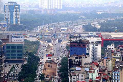 Tuyến hầm chui nút giao Trung Hòa về cơ bản đã hoàn thiện tới 80%, hai đường dẫn đang được đổ sỏi và một bên đã được trải nhựa.