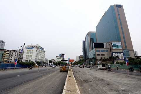 Đoạn từ cổng siêu thị Big C đến ngã tư Trần Duy Hưng - Hoàng Minh Giám đang được hoàn thiện hệ thống dải phân cách giữa, đường dẫn đã được trải nhựa.