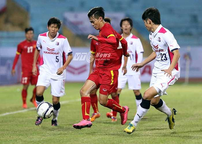 Văn Toàn giống như một con bài núp gió, và đột ngột xuất hiện phía sau cầu thủ đối phương để đoạt bóng bất cứ lúc nào khi đối phương sơ hở. (Ảnh: Quang Minh)