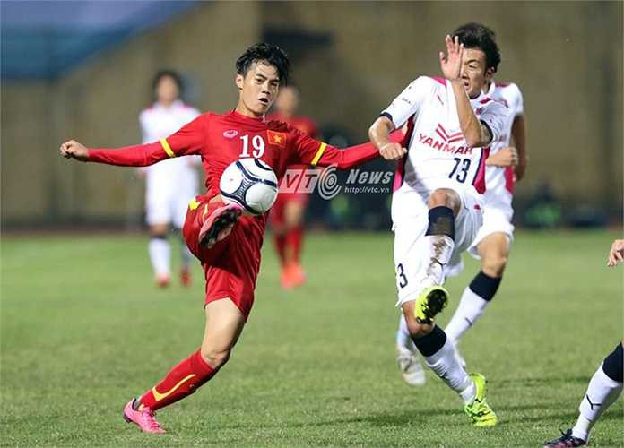 Sự lì lợm cùng với kỹ thuật khiến cho Văn Toàn trở nên nguy hiểm hơn. (Ảnh: Quang Minh)