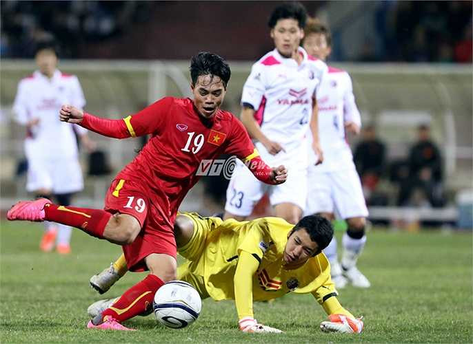 Văn Toàn dễ dàng chớp thời cơ khi thủ thành đối phương mắc sai lầm. (Ảnh: Quang Minh)