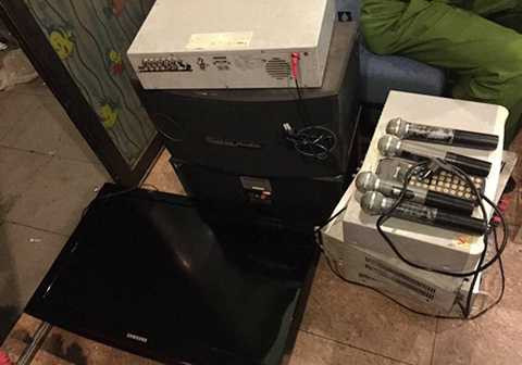 Dàn karaoke bị niêm phong. Ảnh: Quốc Thắng.