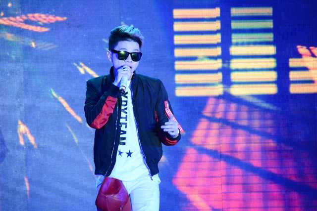 Ca sĩ Hoàng Tôn mở màn chương trình sôi động bằng các ca khúc hit đã khiến hội trường như nóng hơn